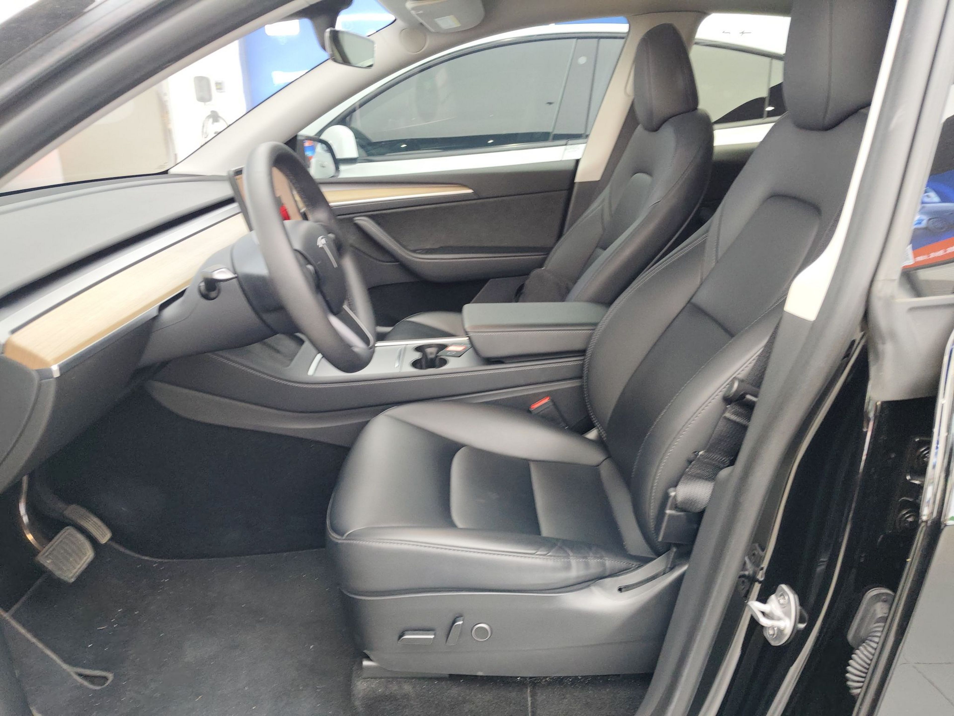 Переднее сиденье в автомобиле