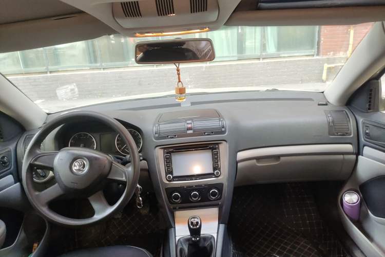 Used Skoda Octavia 2014 1.6L Manual Eado Edition Center Console