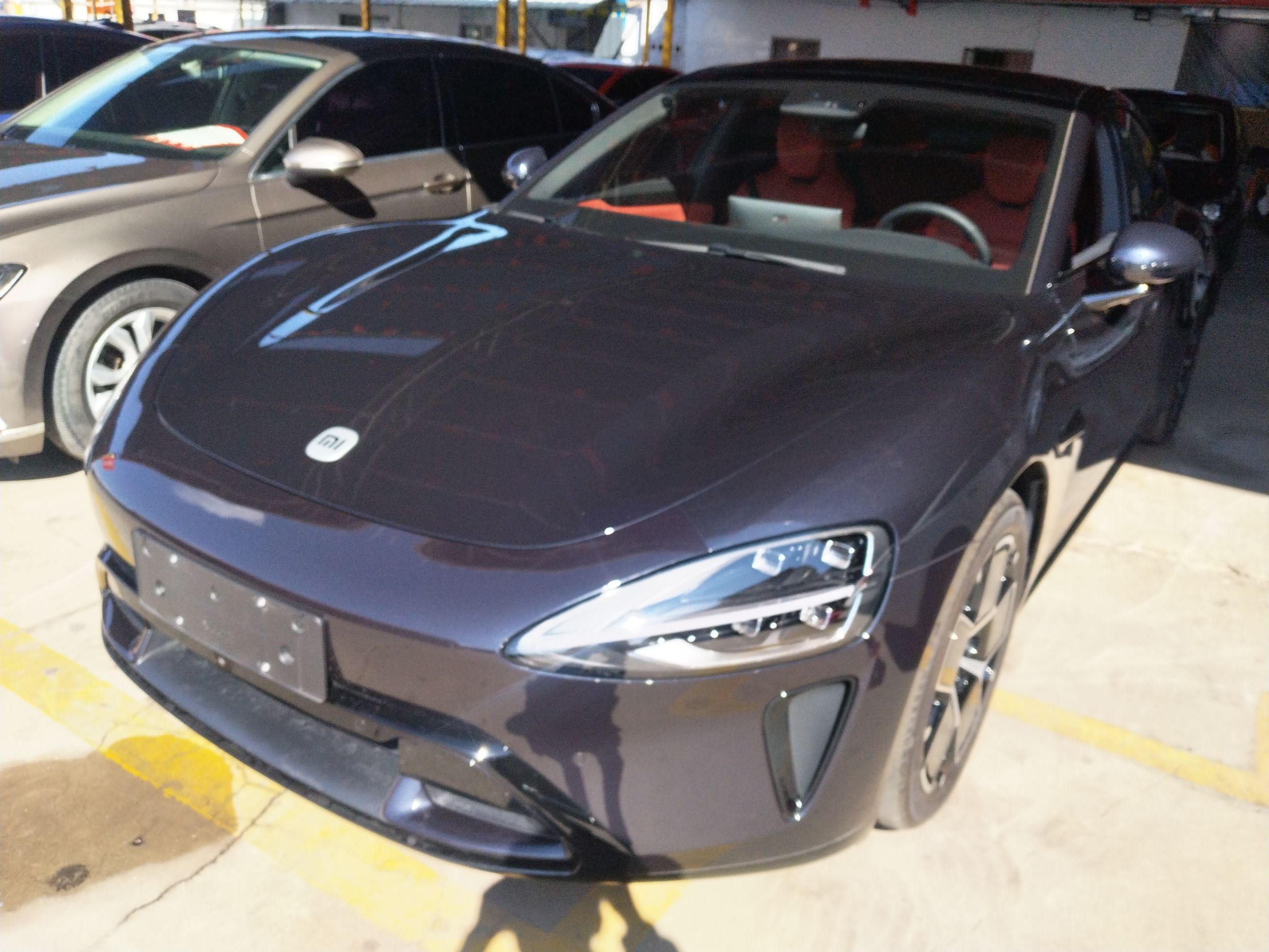 تحت مقدمة السيارة