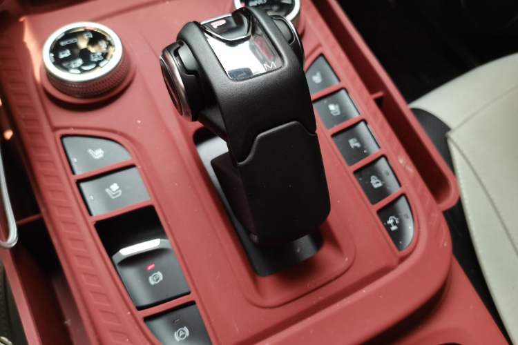 Used Tank 300 2023 City Edition 2.0T—Stylish as Ever Gear Lever