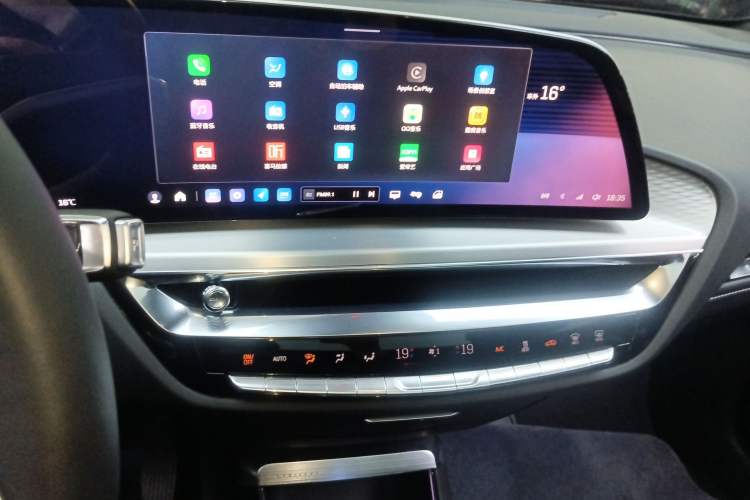 Used Cadillac LYRIQ 2022 Rear-Drive Long-Range Luxury Edition Audio And AC Panel