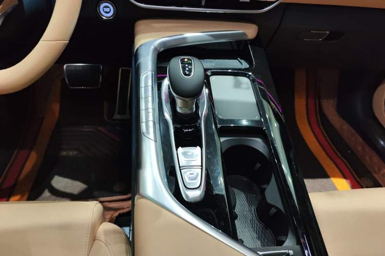 Used VOYAH FREE 2021 Four-Wheel Drive Standard Range-Extended Exclusive Luxury Package Gear Lever