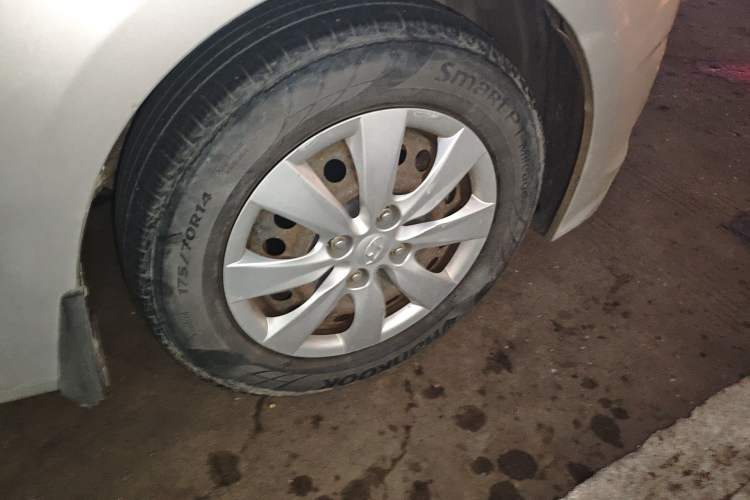 Used Hyundai Verna (older generation) 2014 1.4L Manual Smart GLS Trim Right Front Wheel Hub