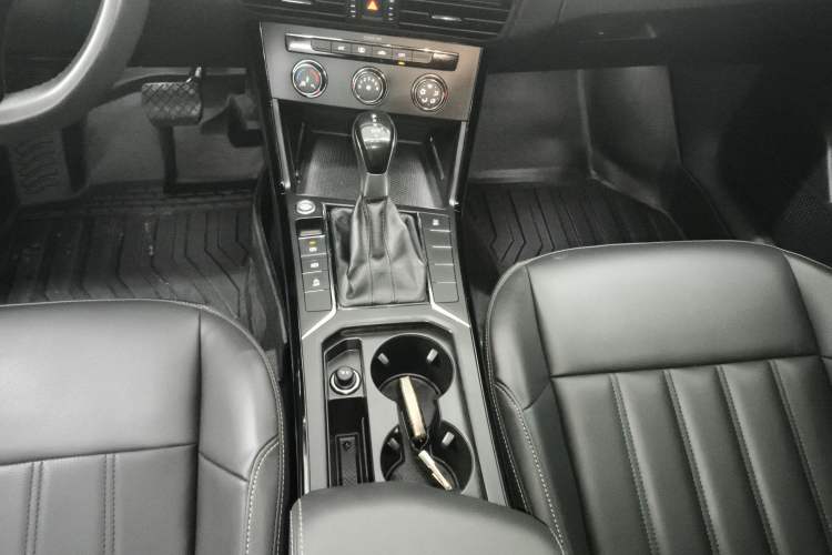 Used Volkswagen Passat 2020 Revised Version 280TSI Business Edition China VI Standard Gear Lever