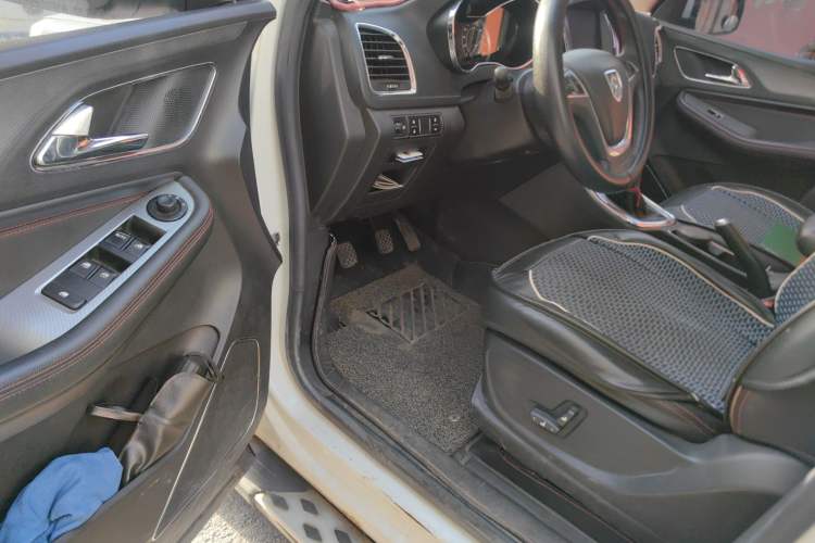 Used Baojun 560 2015 1.8L manual luxury version
