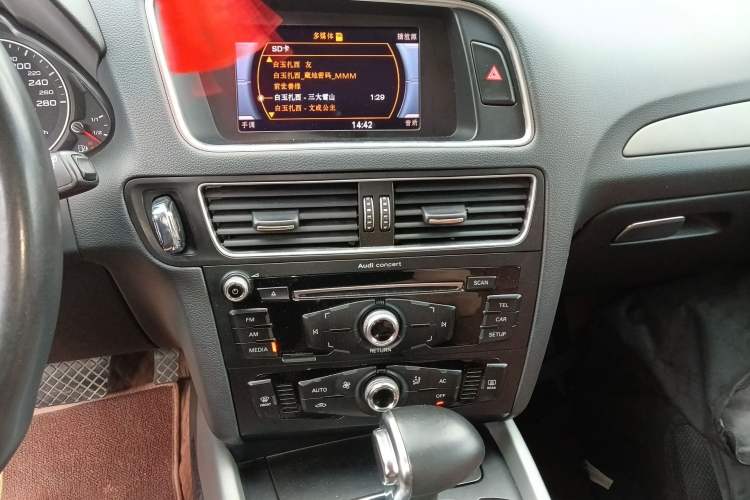 Used Audi Q5 2013 40 TFSI Ambition Audio And AC Panel