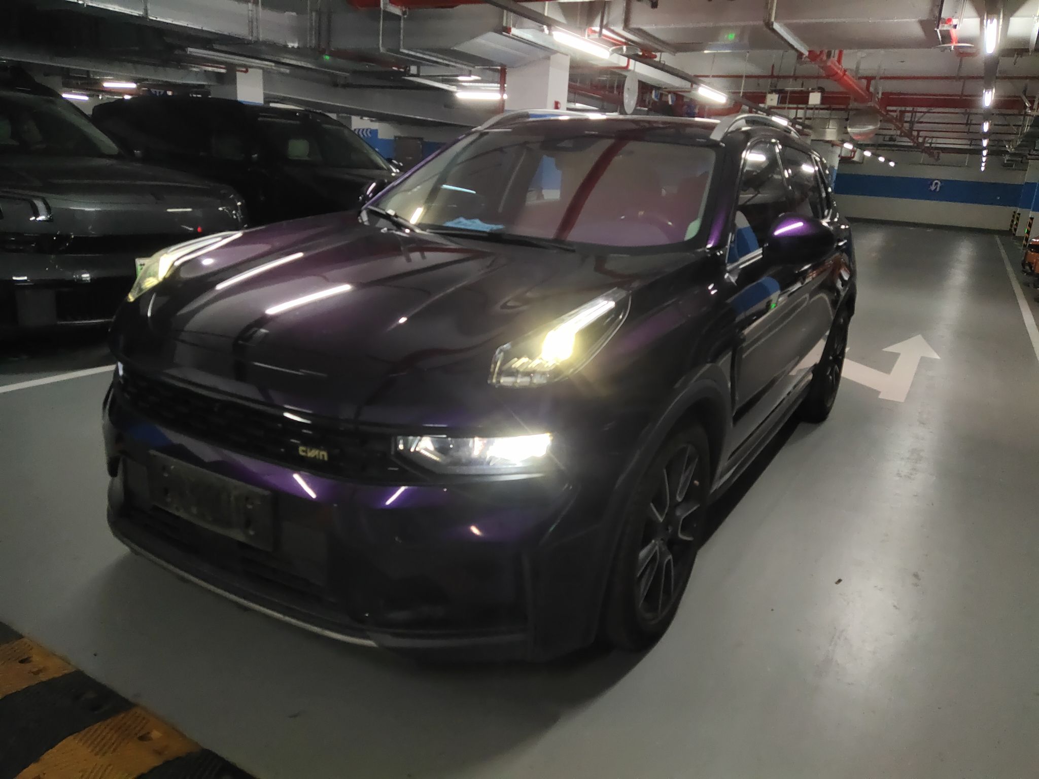 تحت مقدمة السيارة