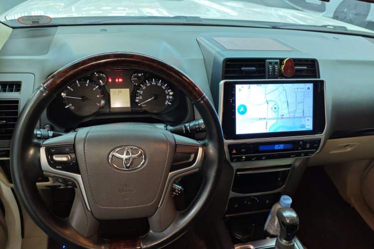 Used Toyota Prado 2017 2.7L Automatic 2700 Gasoline 4x4 7-Seater – Middle East Version Center Console
