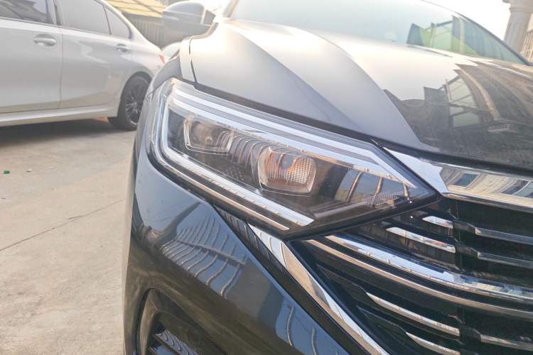 Used Volkswagen Sagitar 2025 300TSI DSG Excellence Edition Right Front Headlight