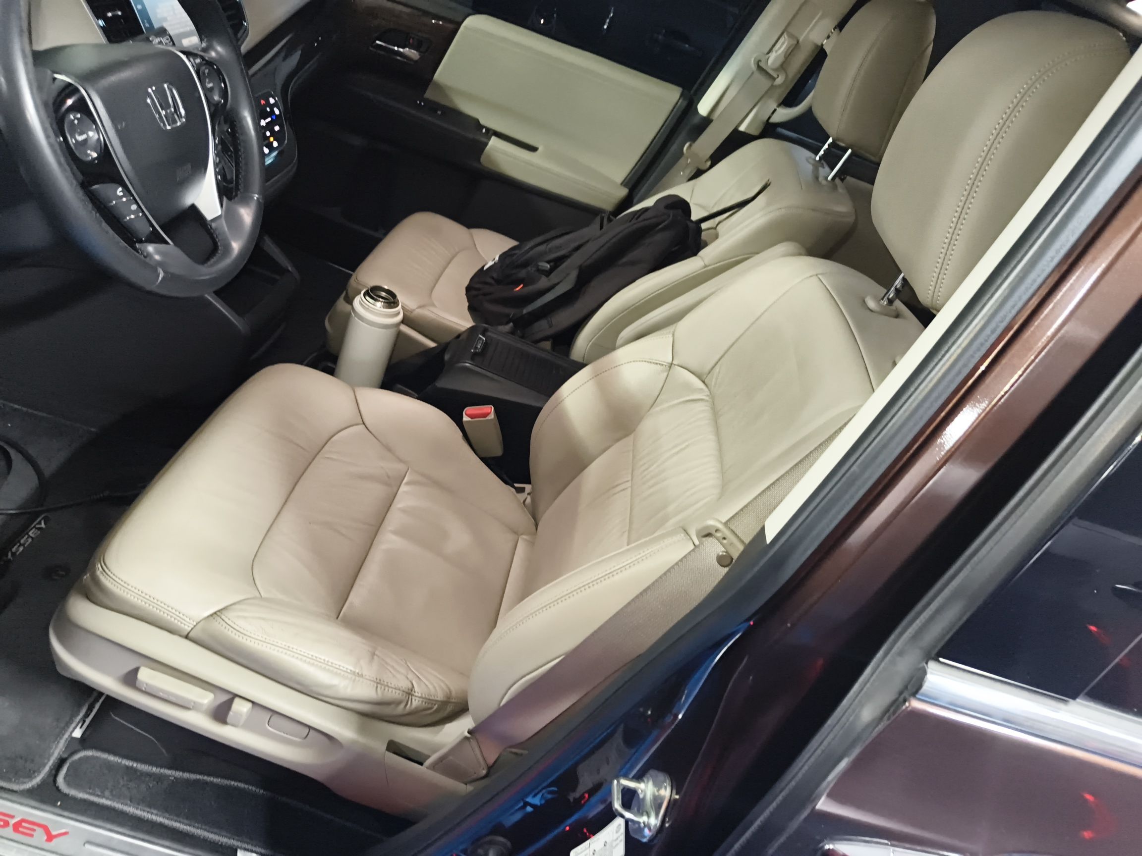 المقاعد الأمامية داخل السيارة