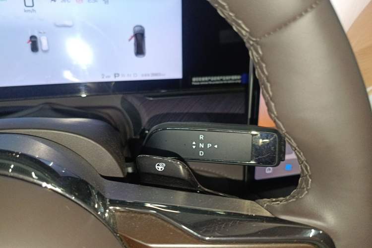 Used Denza Z9 2024 1100 km All-Wheel-Drive Ultra Version Gear Lever