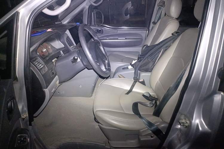 Used FORTHING Lingzhi 2013 M5 Q3 2.0L 7-seat Long-Wheelbase Comfort Model
