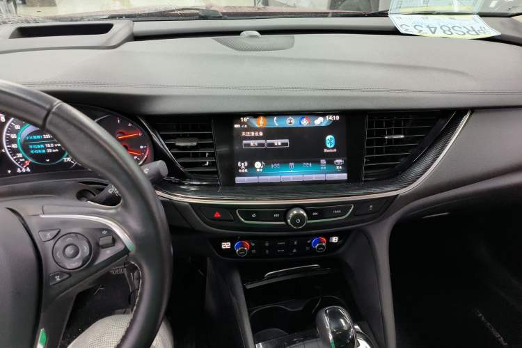 Used Buick Regal 2017 28T Luxury Edition Audio And AC Panel