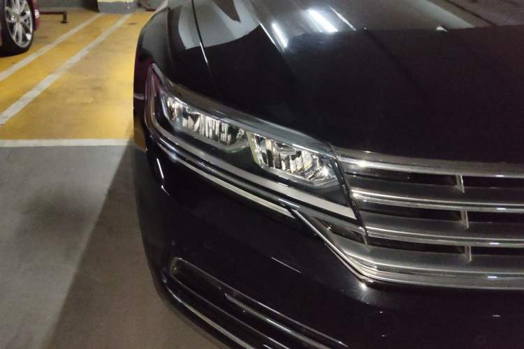 Used Volkswagen Phideon 2018 Revised Version 380TSI Two-Wheel Drive Business Edition Right Front Headlight