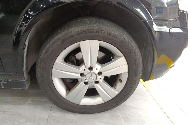 Used Mercedes-Benz Viano 2013 3.0L Comfort Edition Right Front Wheel Hub