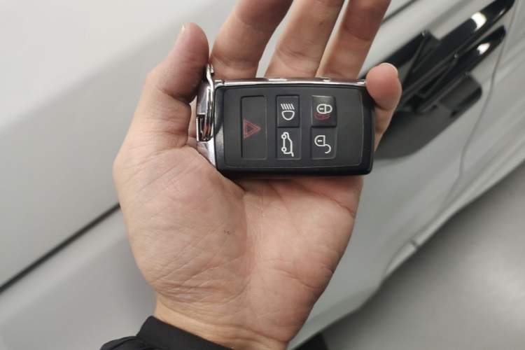 Used Land Rover Range Sport 2021 3.0 L6 YAO Black Edition Vehicle Key