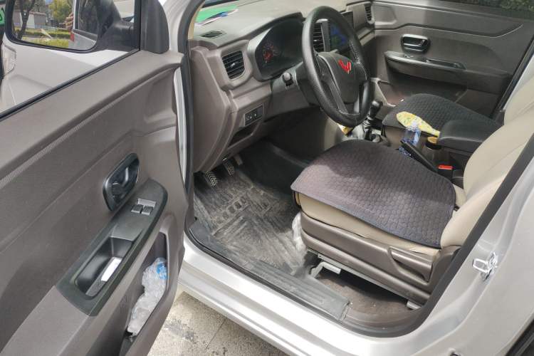 Used Wuling Hongguang V 2022 1.5L Jingqu Edition Enclosed-Window Vehicle with Electric Power Steering LAR Driver Seat