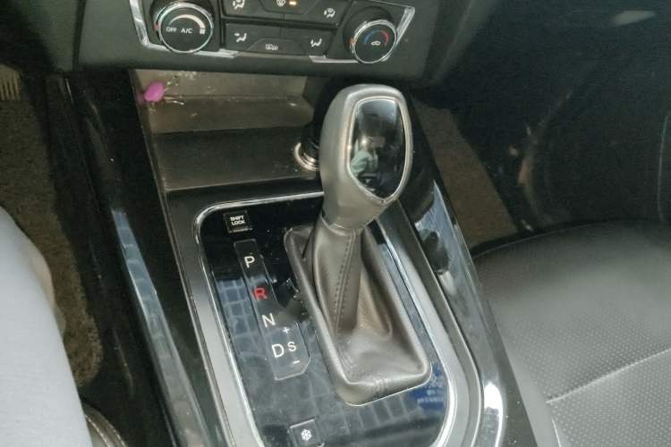 Used Dongfeng Fengon S560 2018 Upgraded Model 1.8L CVT Prestige 7-Seater Gear Lever