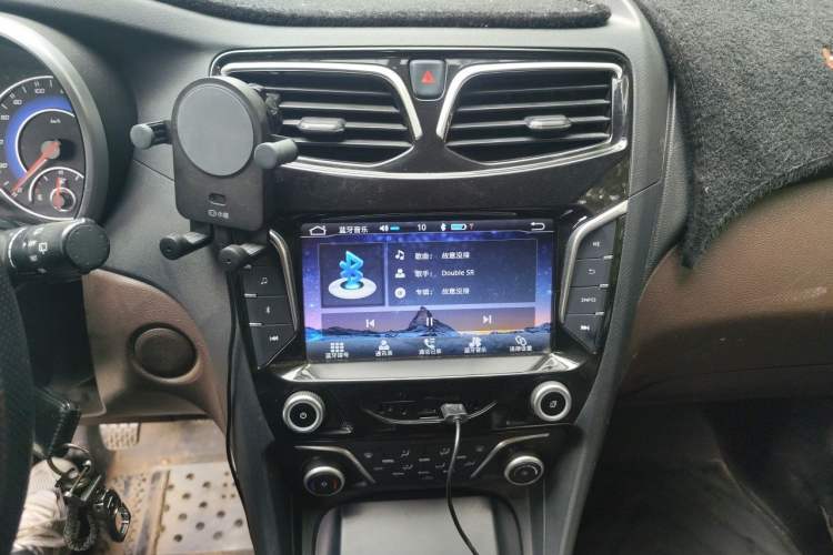 Used Haima V70 2016 2.0L Manual - Enjoyment Version 6 Seats
