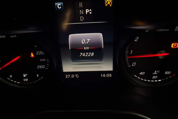 Used Mercedes-Benz GLC 2019 GLC 260 L 4MATIC Dynamic Model Odometer Close Up