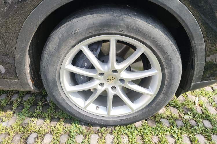 Used Porsche Cayenne 2024 Cayenne 3.0T Right Front Wheel Hub