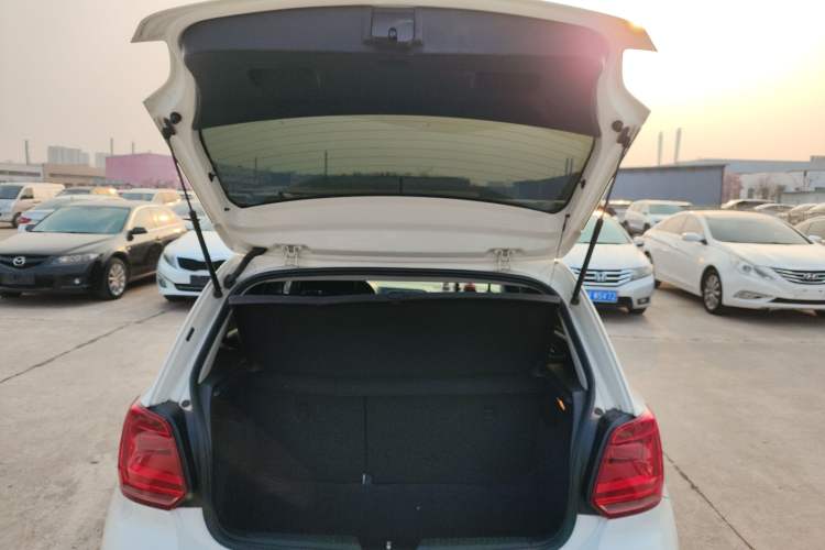 Used Volkswagen Polo 2016 1.6L Automatic Comfort Model Trunk