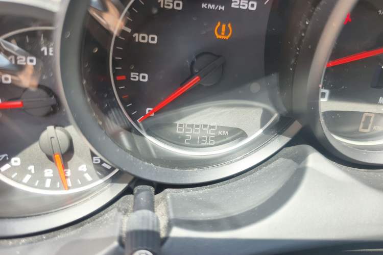 Used Porsche Cayenne 2015 Cayenne 3.0T Odometer Close Up