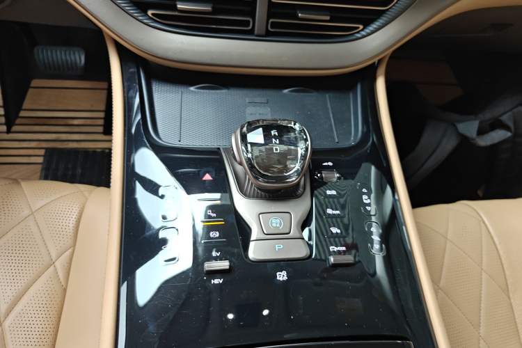 Used Denza D9 2022 DM-i 1040 Prestige Model
