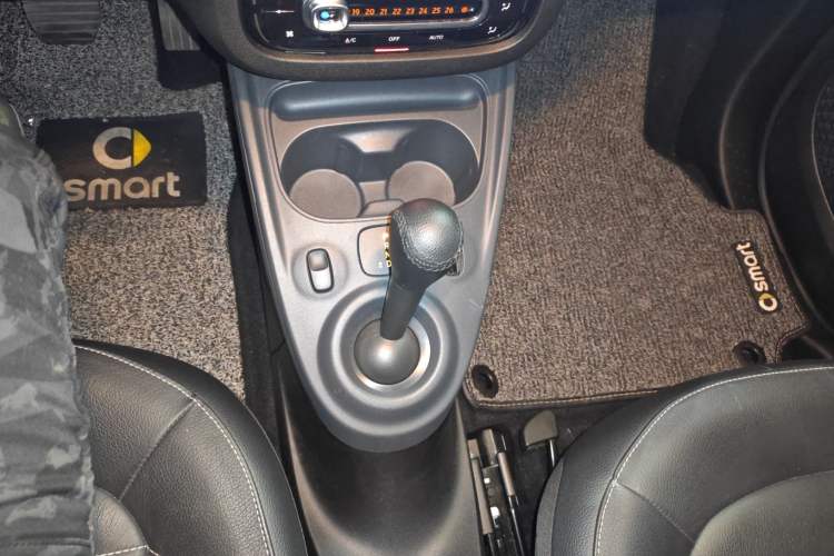 Used smart fortwo 2019 0.9T 66kW Hardtop Pioneer Edition China VI Gear Lever