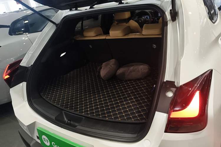 Used Lexus UX 2022 260h Explore-Edition Trunk