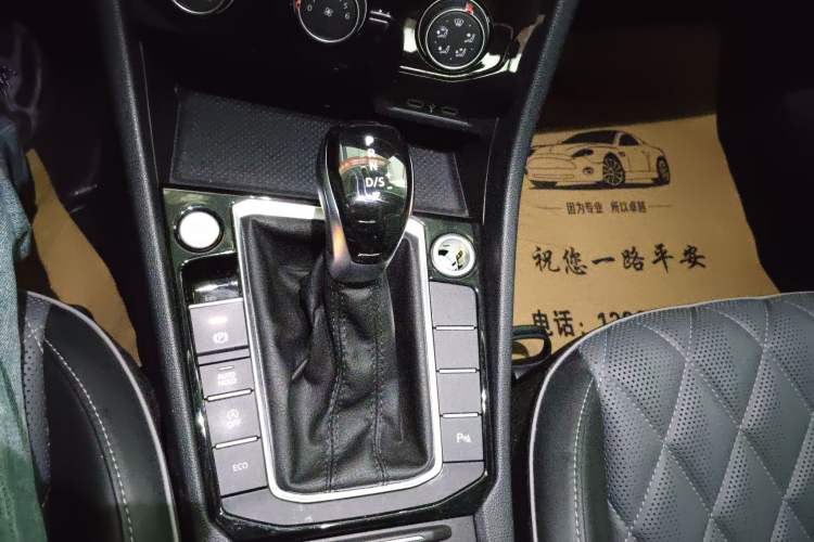 Used Volkswagen Sagitar 2023 300TSI DSG Excellence Edition Gear Lever