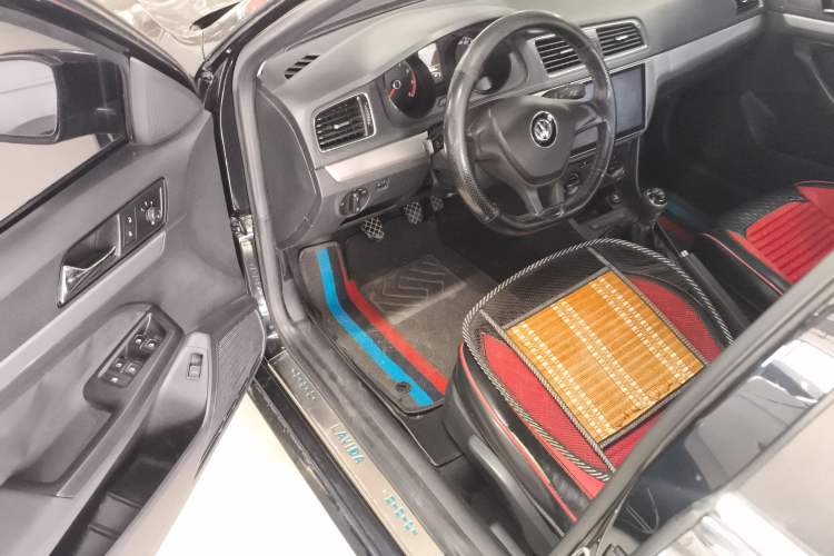 Used Volkswagen Lavida 2015 1.6L Manual Fashion Edition
