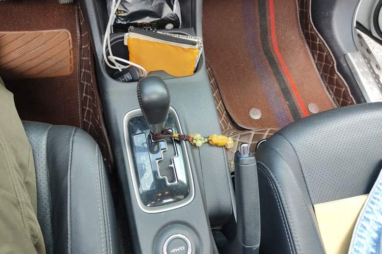 Used Mitsubishi Outlander 2016 2.4L 4x4 Luxury Edition 7-Seater Gear Lever