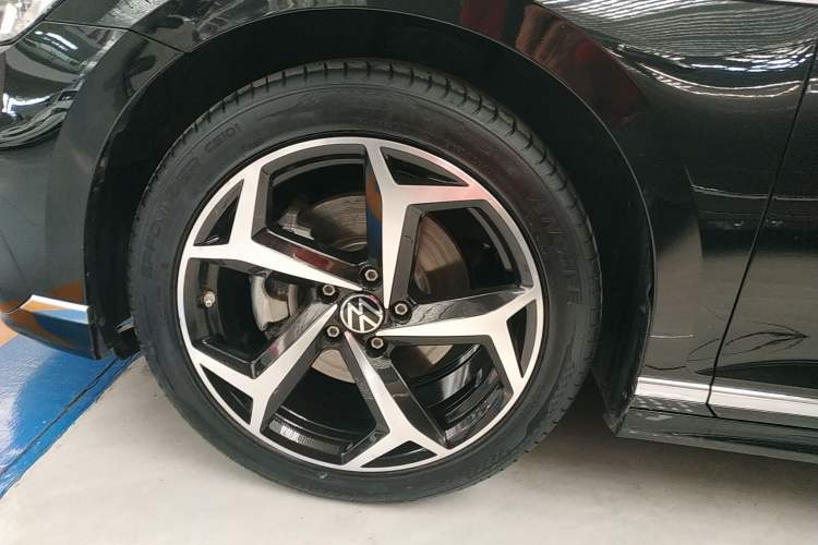 Used Volkswagen Magotan 2023 2 Million Units Commemorative Edition 330TSI DSG Luxury Version Left Front Wheel Hub