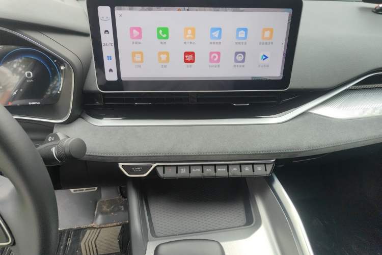 Used Geely Auto Preface 2023 2.0TD "Only This Verdant Green" Edition Audio And AC Panel