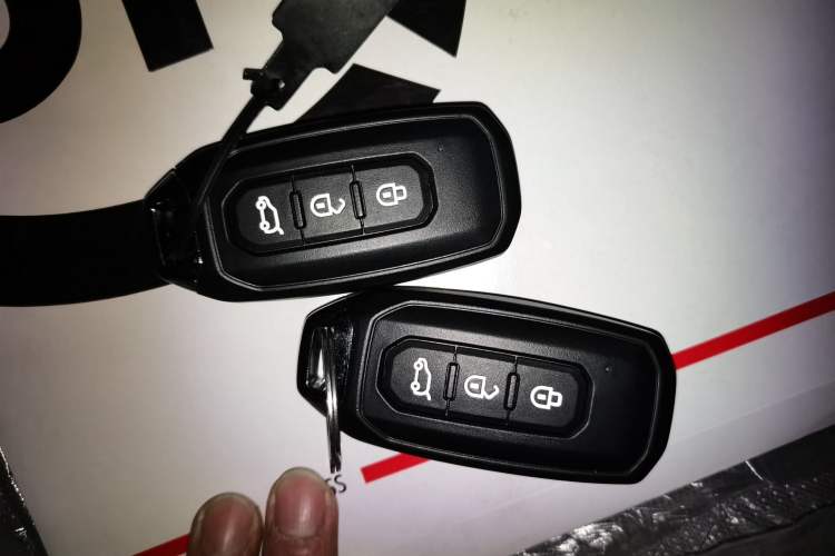 Used Ford Transit T8 2024 T8 2.3T Diesel Automatic Short Wheelbase Mid-Height 6-Seater Multi-Function Version 3/3
