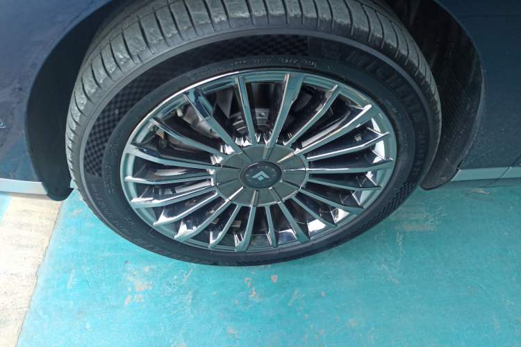 Used Hyptec HL 2025 700 Ultra Six-Seater All-Wheel-Drive LiDAR Version Left Front Wheel Hub