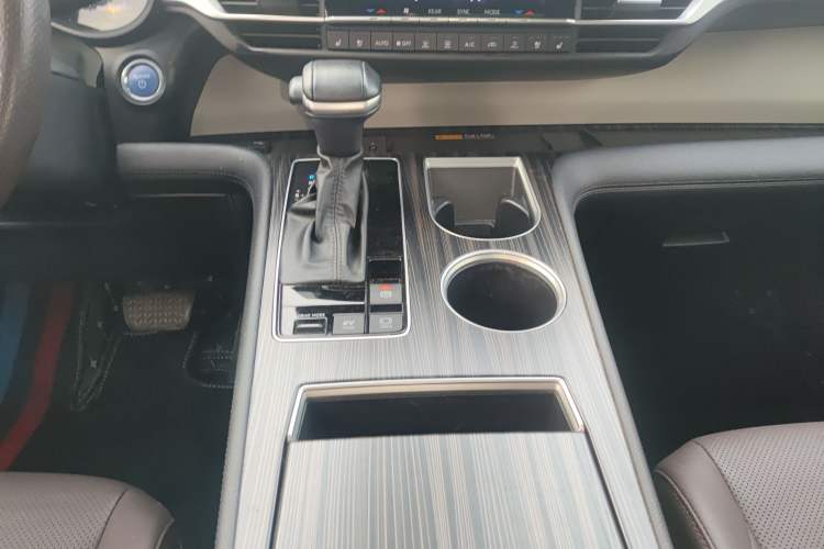 Used Toyota Granvia 2023 2.5L Hybrid Flagship VIP Edition