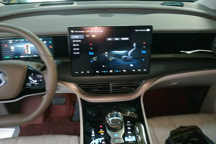 Used Denza D9 2022 EV 600 Four-Wheel Drive Prestige Model Audio And AC Panel