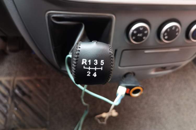 Used SAIC MAXUS Xintu V80 2018 2.5T 6-Speed Manual Aoyuntong Short Wheelbase Mid-Height 5-6 Seater Gear Lever