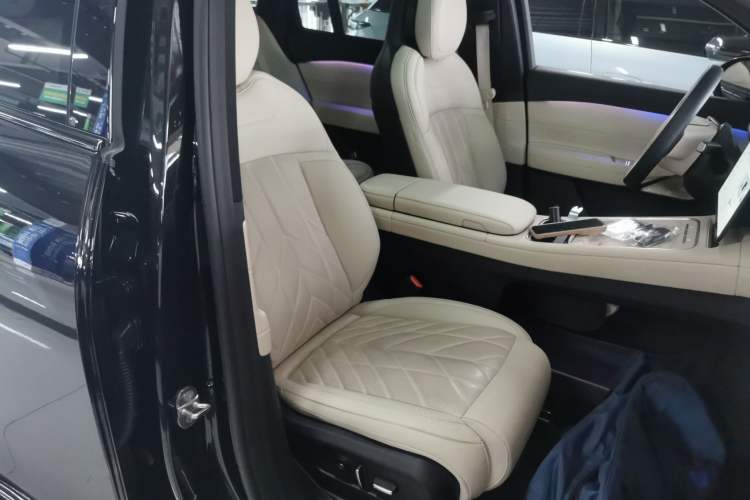 Used Nio ES6 2025 75 kWh Right Front Seat