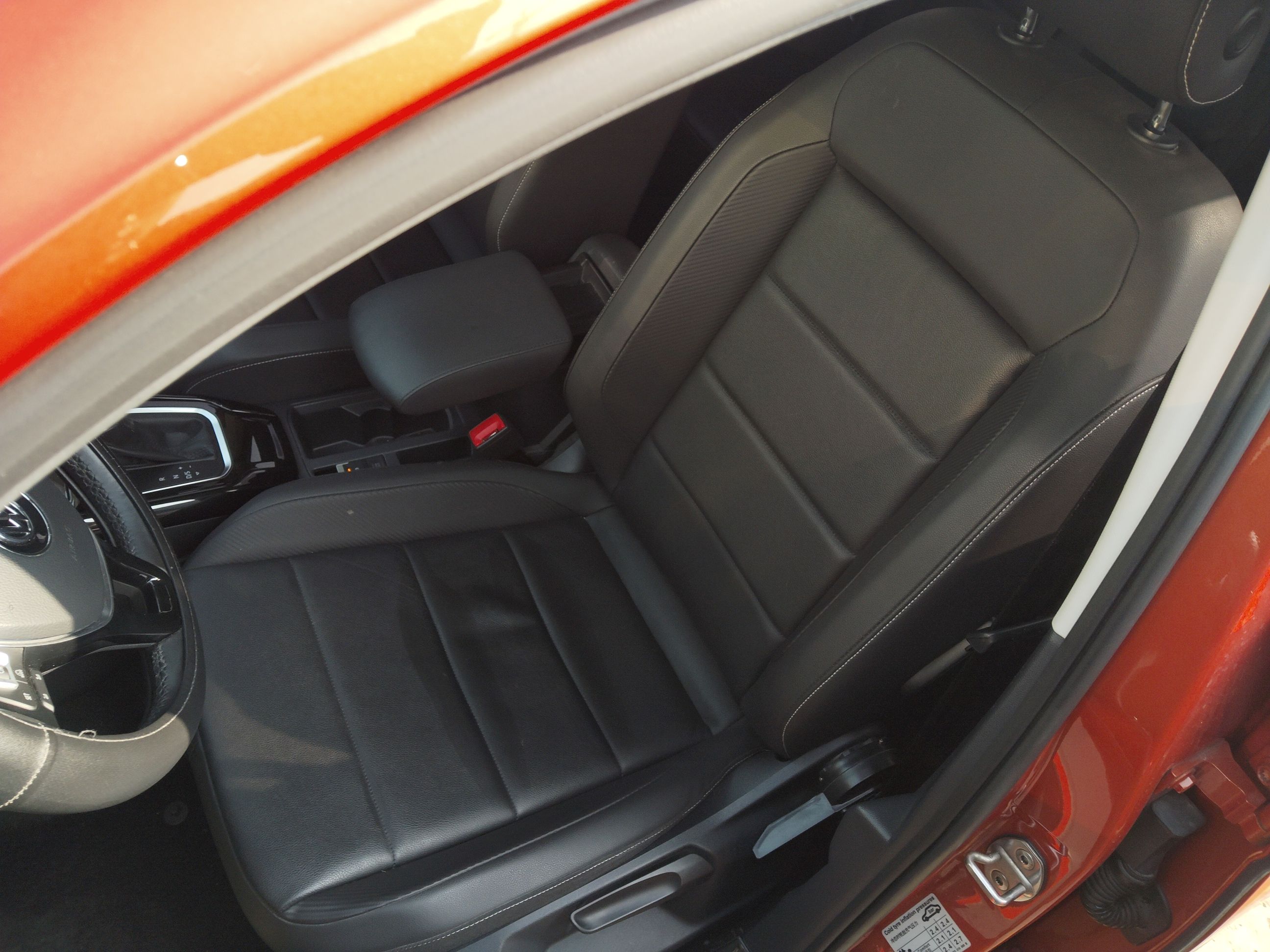 المقاعد الأمامية داخل السيارة