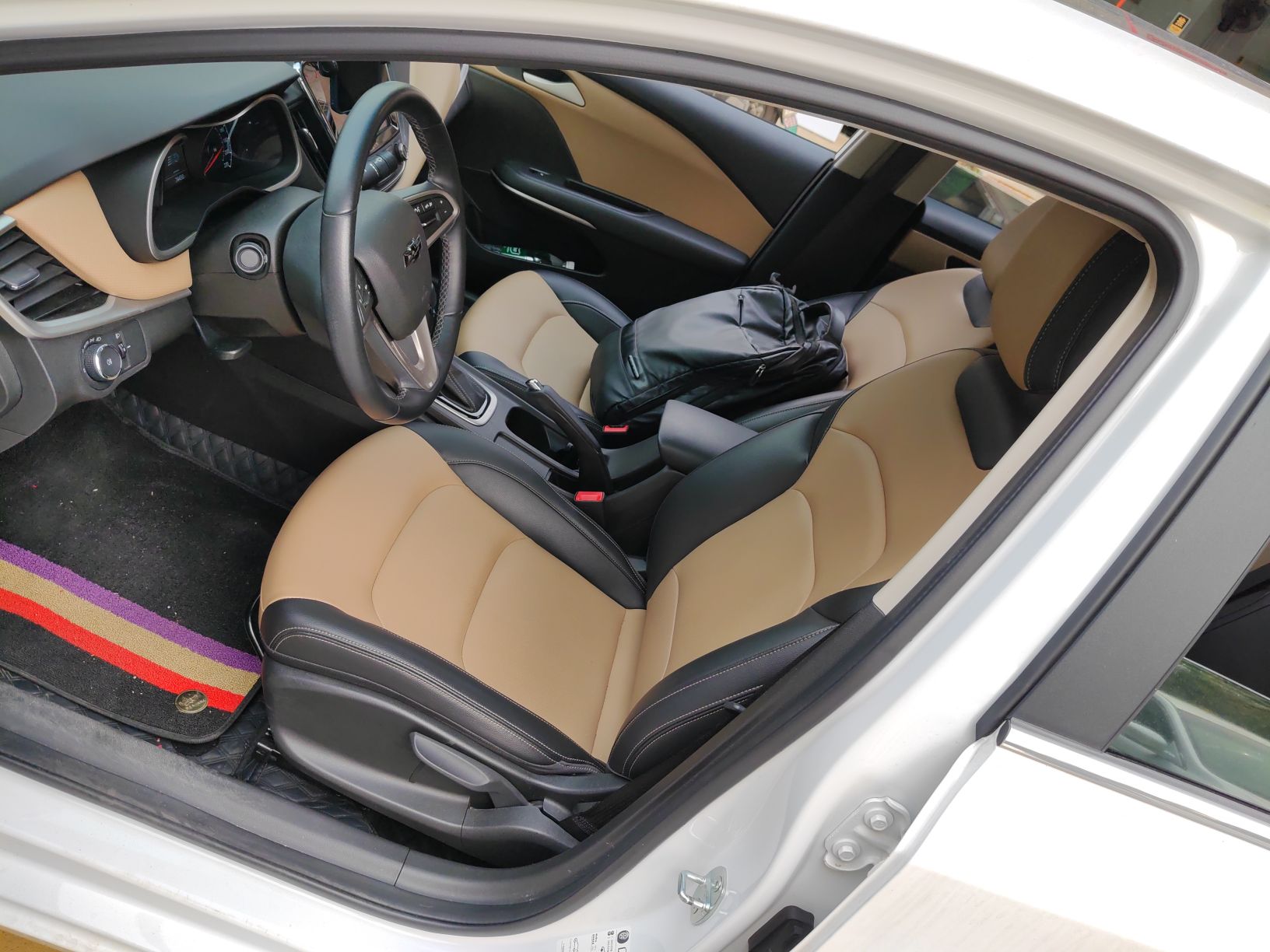 المقاعد الأمامية داخل السيارة