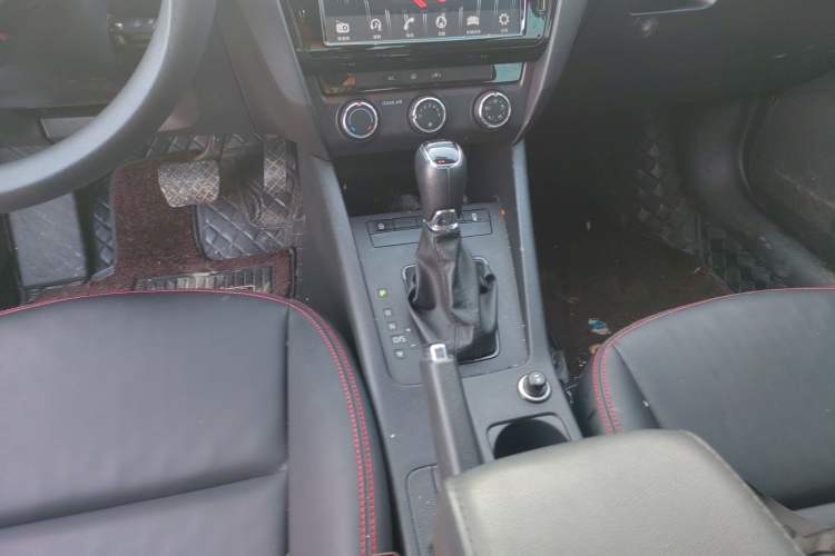 Used Skoda Octavia 2017 Classic Model 1.6L Automatic Comfort Edition Gear Lever