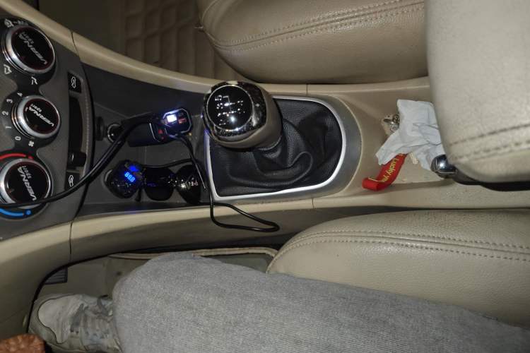 Used Hyundai Verna (older generation) 2010 Sedan 1.4L Manual Standard GL Model Gear Lever