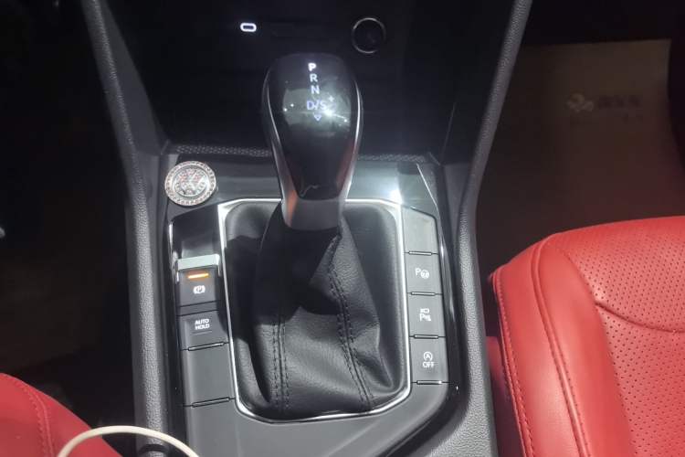 Used Volkswagen Tiguan L 2024 Outstanding Model 330TSI Automatic Two-Wheel Drive R-Line Dragon Glory Edition Gear Lever