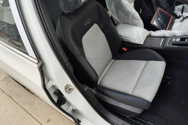 Used Volkswagen Golf 2025 300TSI R-Line
