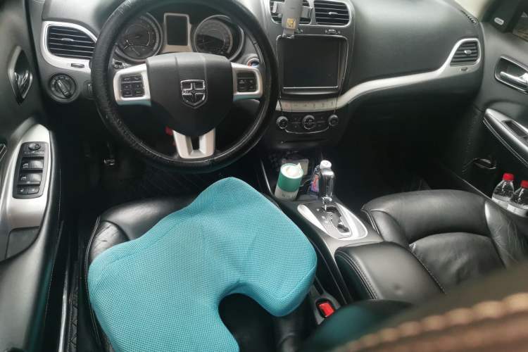 Used Dodge Journey 2013 3.6L Four-Wheel Drive Flagship Edition Center Console