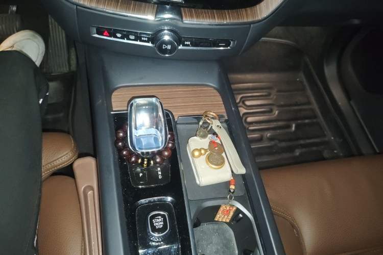 Used Volvo XC60 2022 B5 4x4 Smart Luxury Edition Gear Lever