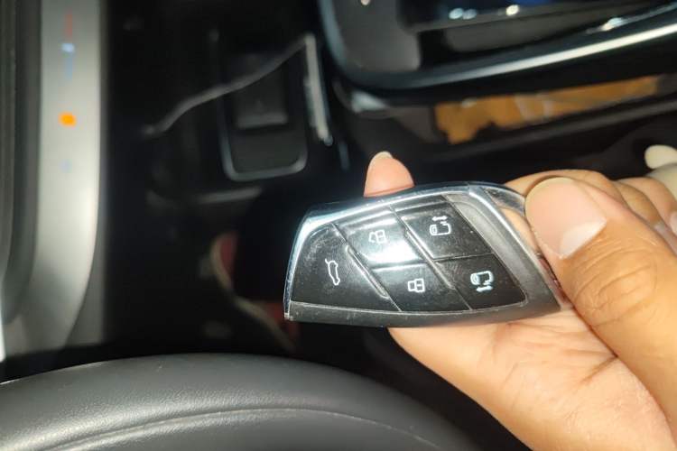 Used SAIC MAXUS G90 2022 2.0T Xingyun Seven-Seater Version
